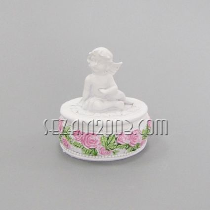 Figures of people and animals made of polyresin