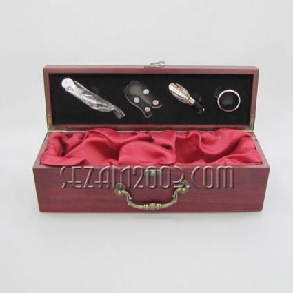 Wooden box with 4 pieces of cloth and wine accessories